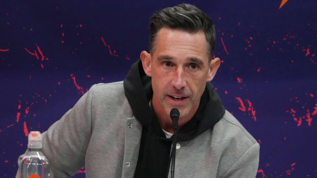 Kyle Shanahan speaks into a mic